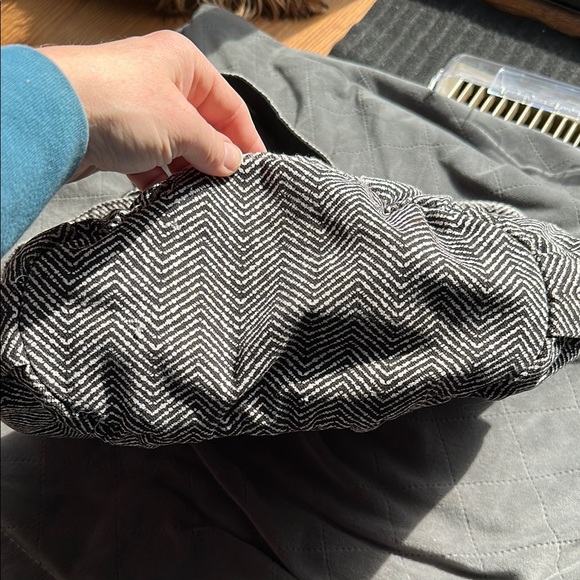 Thirty-One Black and White Chevron Shoulder Bag - Picture 4 of 14